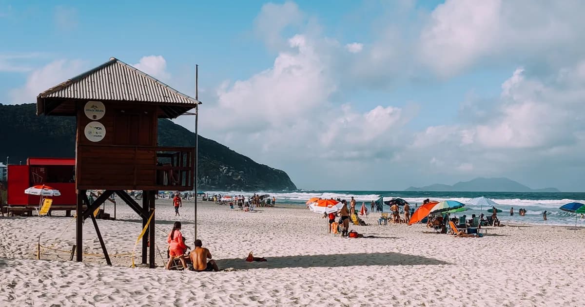 Praia do Campeche ao entardecer, Sul da Ilha de Florianópolis, com orla e vegetação nativa