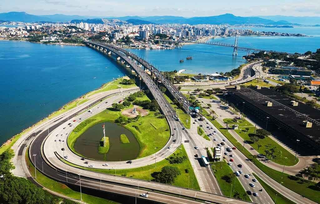 Vista aérea do Campeche, Florianópolis — bairro com alta demanda por imóveis na planta e prontos