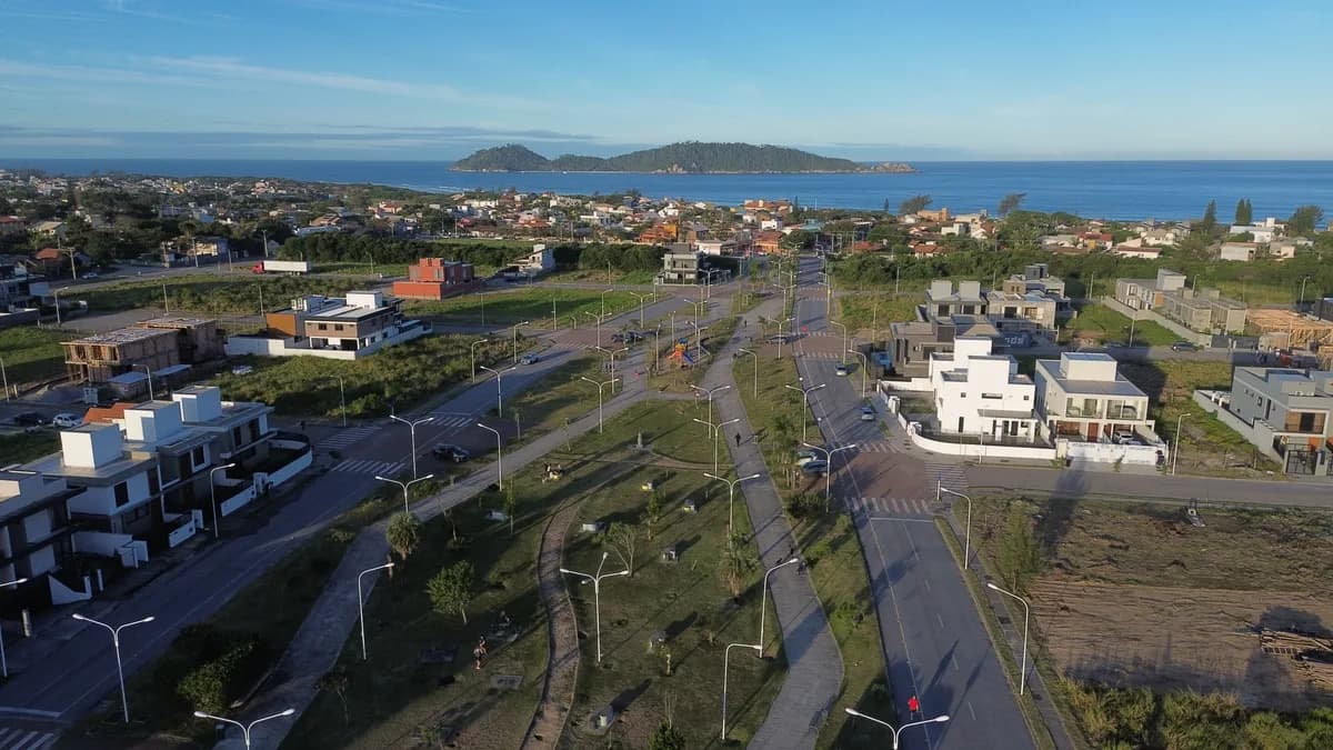 Casas e área verde do loteamento Jardim Campeche em Florianópolis