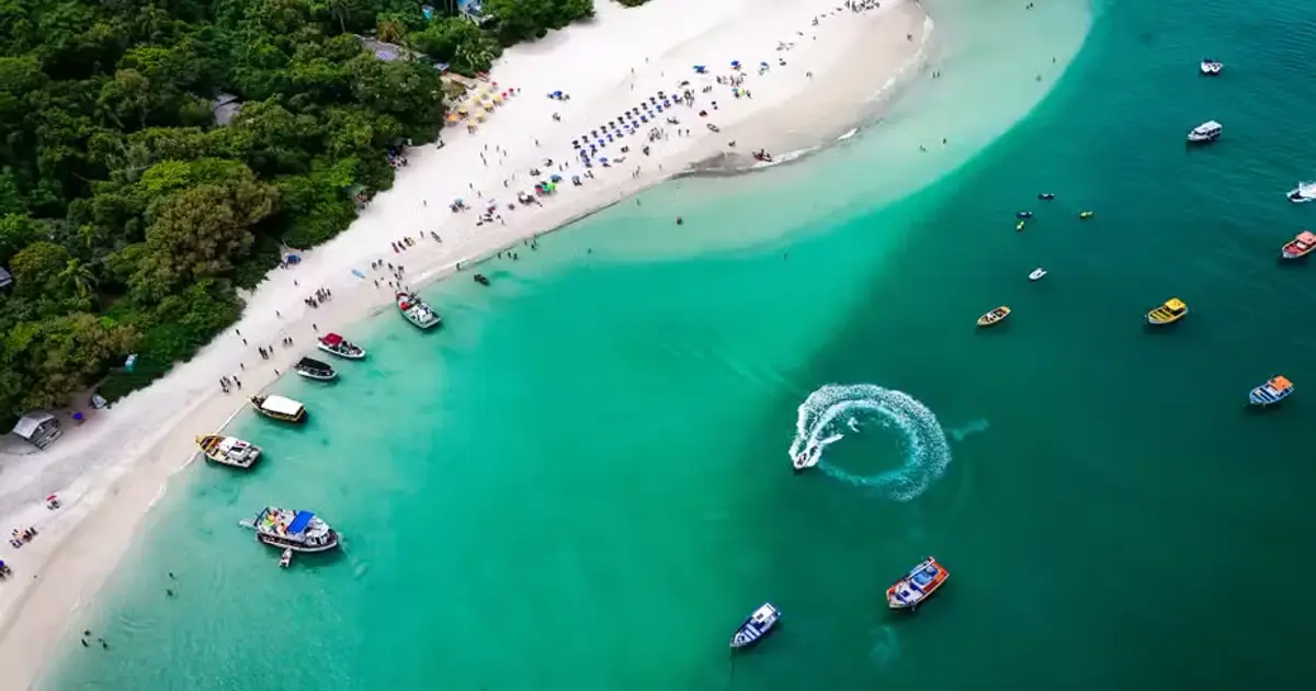 Praia do Campeche em Florianópolis com mar azul e paisagem preservada do Sul da Ilha