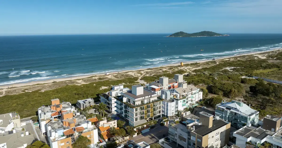 Litoral de Garopaba com praias preservadas e paisagem natural do sul de Santa Catarina