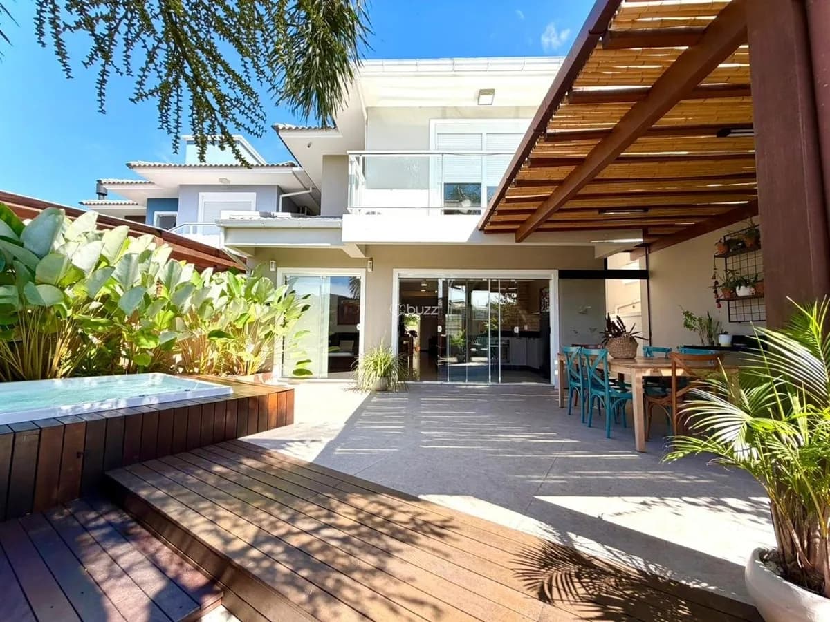 Casa com 3 Dormitórios e 4 Banheiros