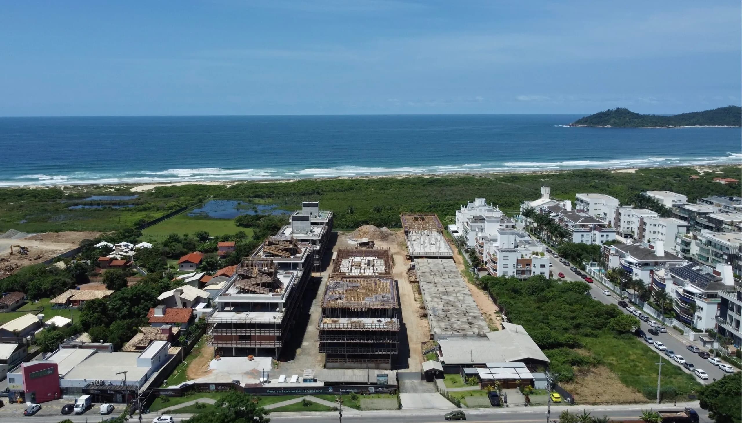Empreendimento residencial em fase de construção próximo à praia do Campeche, em Florianópolis