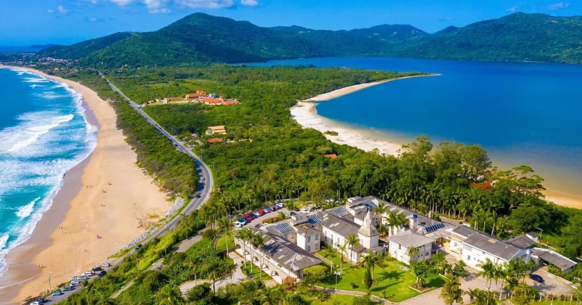 Vista da Praia do Morro das Pedras com mar, costão e vegetação no Sul da Ilha de Florianópolis